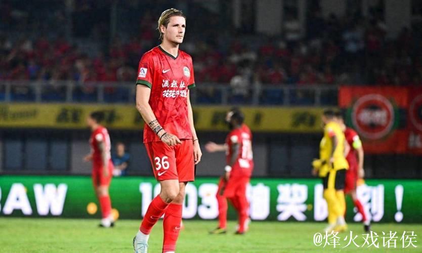 球迷不满裁判放过Semenyo锁喉动作未判红牌 球迷不满裁判放过Semenyo锁喉动作未判红牌